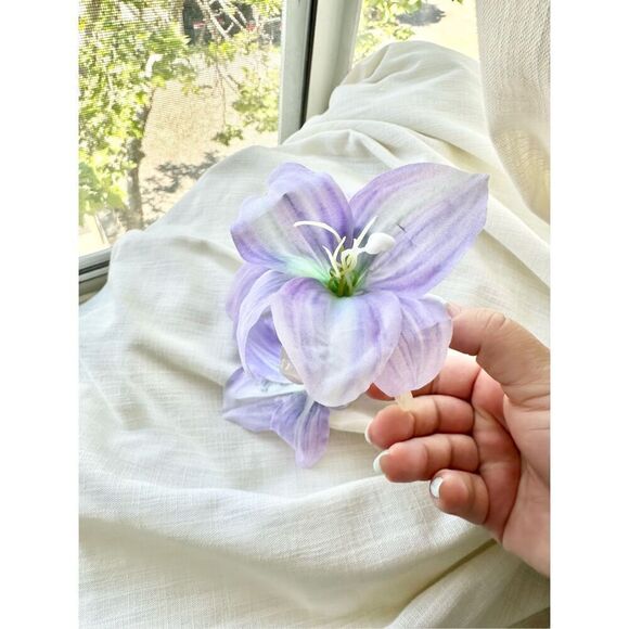 Light purple lily hair claw main image 6